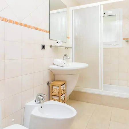 160826 - Acogedora En Turo De Lloret De 10 Pers 4 Dormitorios Con Vistas. Villa
